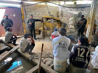 bandas-criminales-hacen-mineria-hasta-en-el-rio-medellin:-van-30-capturados