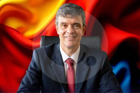 De la Espriella designó al escritor Enrique Serrano como asesor presidencial