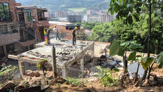 Demuelen cuatro casas ilegales en el Cerro Quitasol tras estafa con lotes públicos en Bello