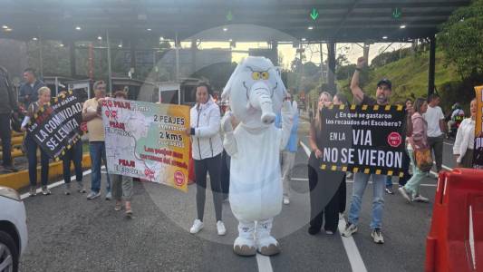 Hasta con el “Elefante Blanco” protestaron en el peaje de Las Palmas, ¿por qué?