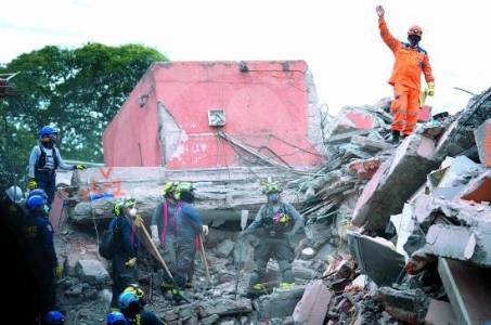 A la espera del milagro: sigue la búsqueda de sobrevivientes