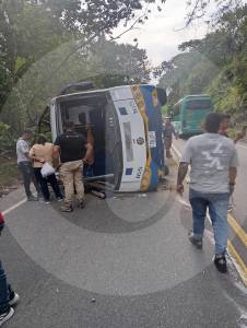 Grave accidente en la Medellín-Bogotá: bus se volcó y dejó dos muertos y siete heridos