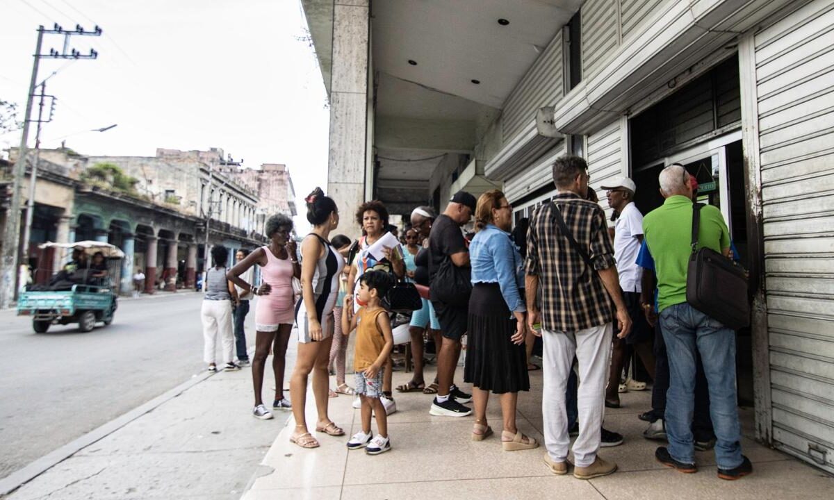 ¿facilidades-para-quien?-la-bancarizacion-cubana,-entre-promesas-y-obstaculos