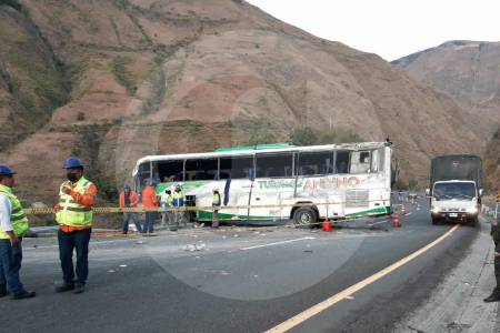 Volcamiento de bus en la vía Panamericana dejó cuatro muertos y al menos 20 heridos