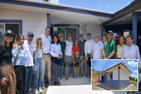 Luz recibió en Ciudad Bolívar una de las 1.000 casas reconstruidas tras el terremoto