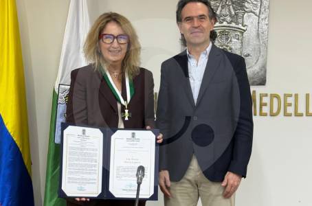 luz-maria-sierra-recibe-orden-al-merito-gonzalo-mejia-por-su-trayectoria-en-el-colombiano