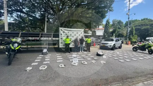 Encuentran camión y campero con explosivos ocultos en vía Manizales–Medellín