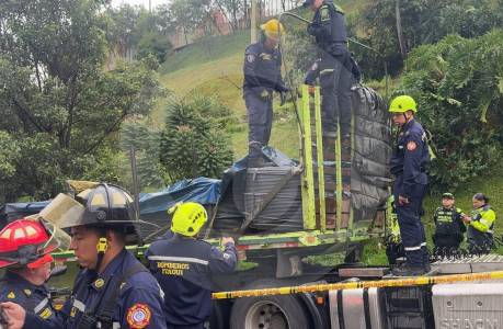 Polizón murió aplastado por unos rollos de varillas que llevaba un camión en Itagüí