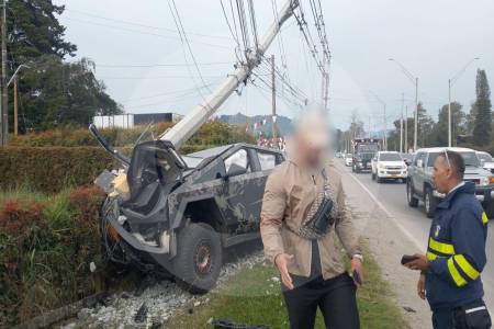 Camioneta Cybertruck terminó “llevándose por delante” un poste en Rionegro